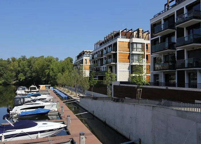 Riverside Serenity Modern With Sunset Views *