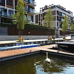Riverside Serenity Modern With Sunset Views Apartamento Praga