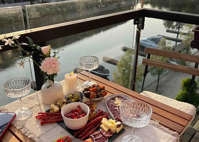 Riverside Serenity Modern With Sunset Views *